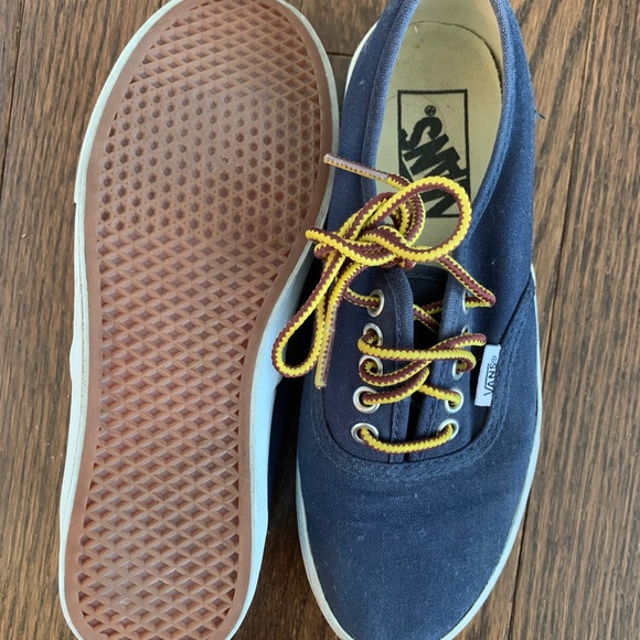 Vans gum bottom lace up classic shoe - Picture 2 of 3